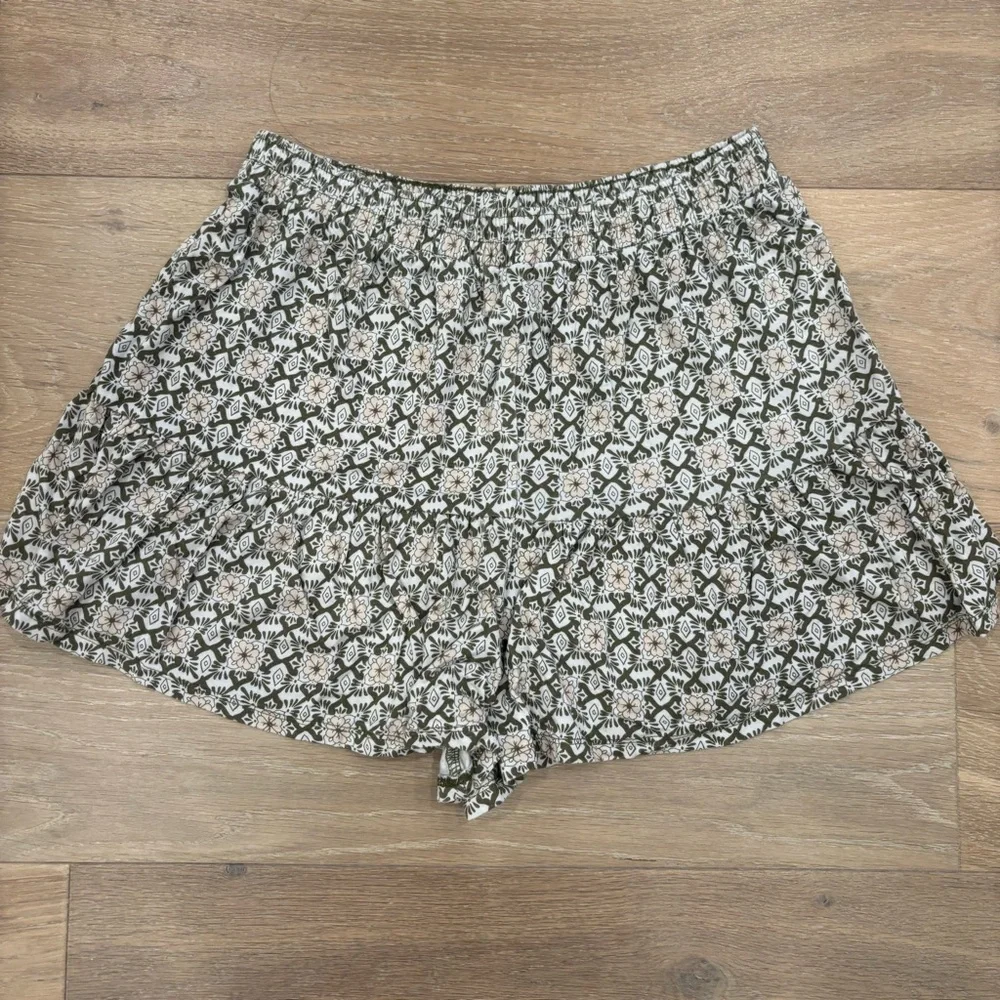 Tucker + Tate white/olive green/pale pink floral patterned elastic waist shorts